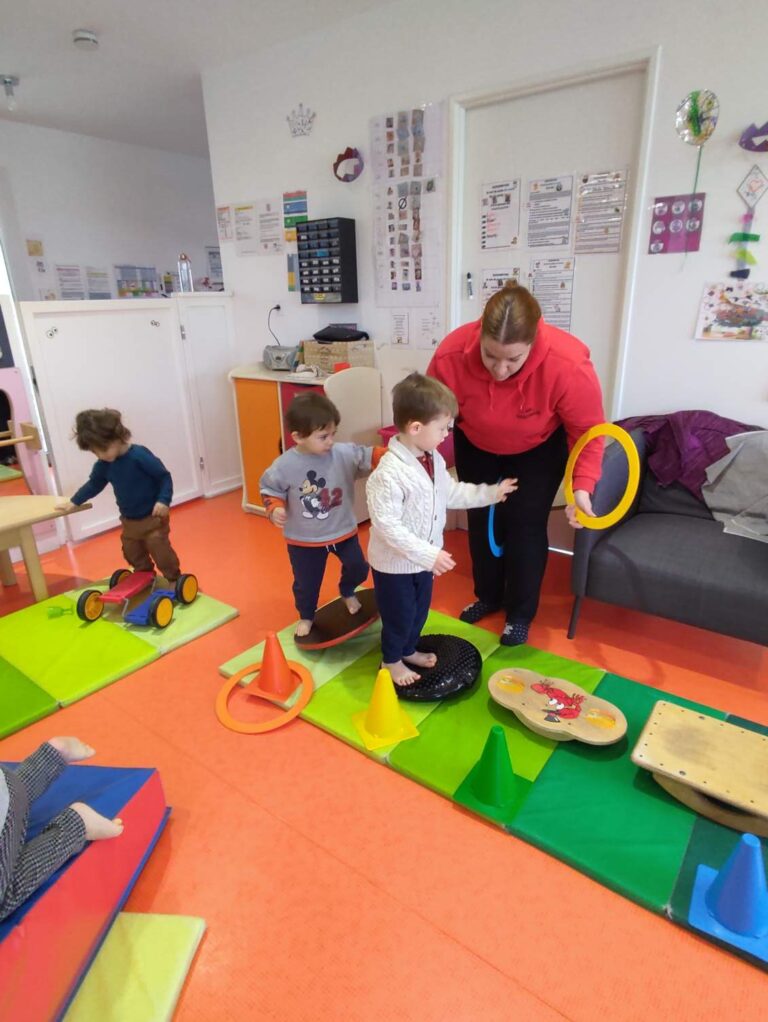 Atelier cirque à la crèche des minis