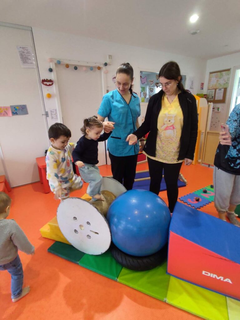 Atelier cirque à la crèche des minis