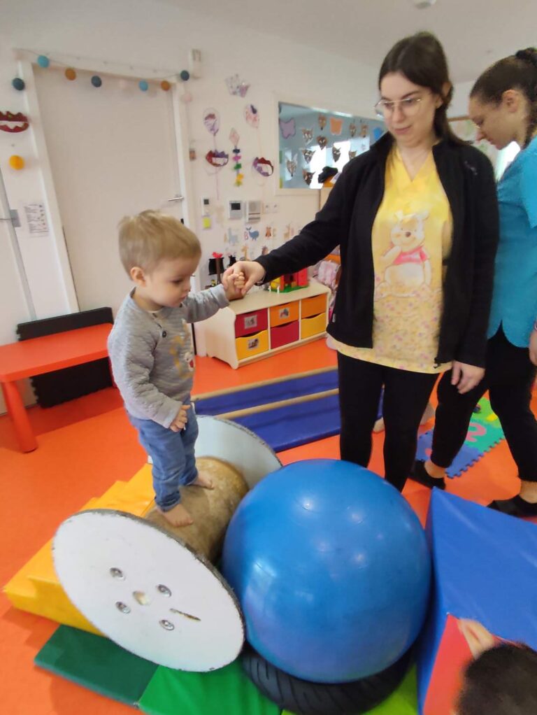 Atelier cirque à la crèche des minis