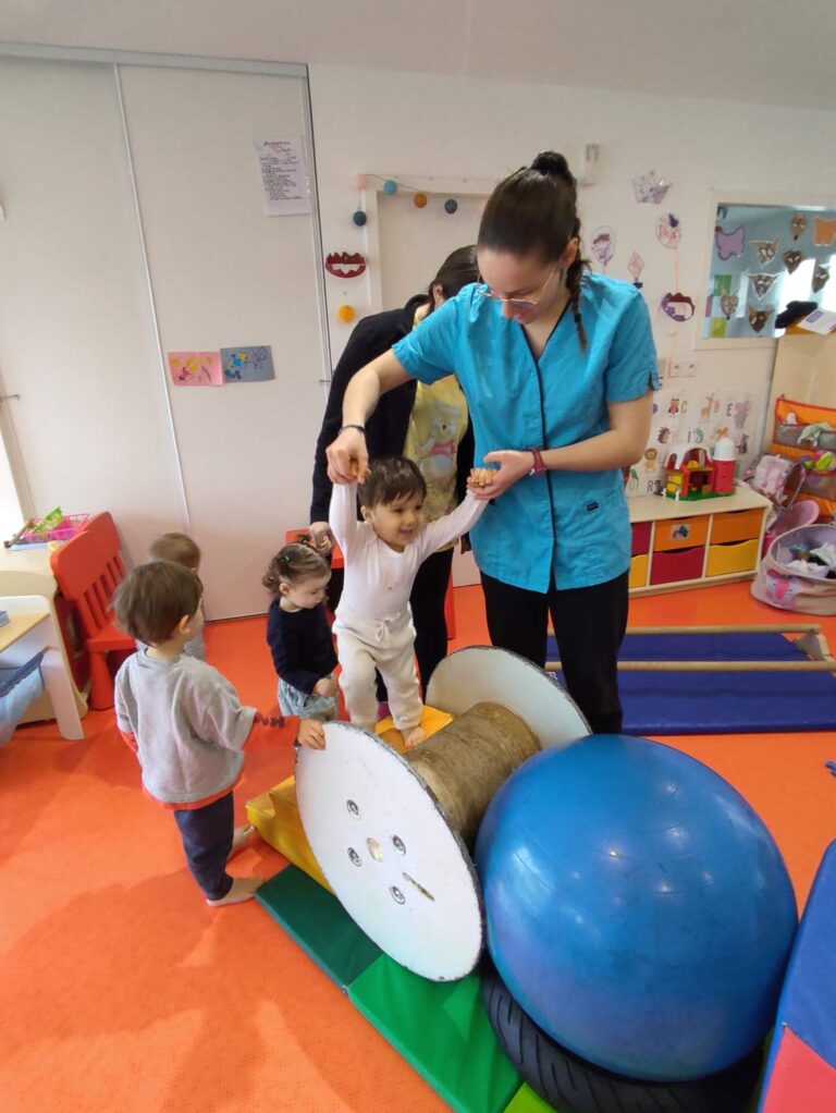 Atelier cirque à la crèche des minis