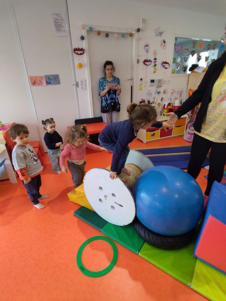 Atelier cirque à la crèche des minis