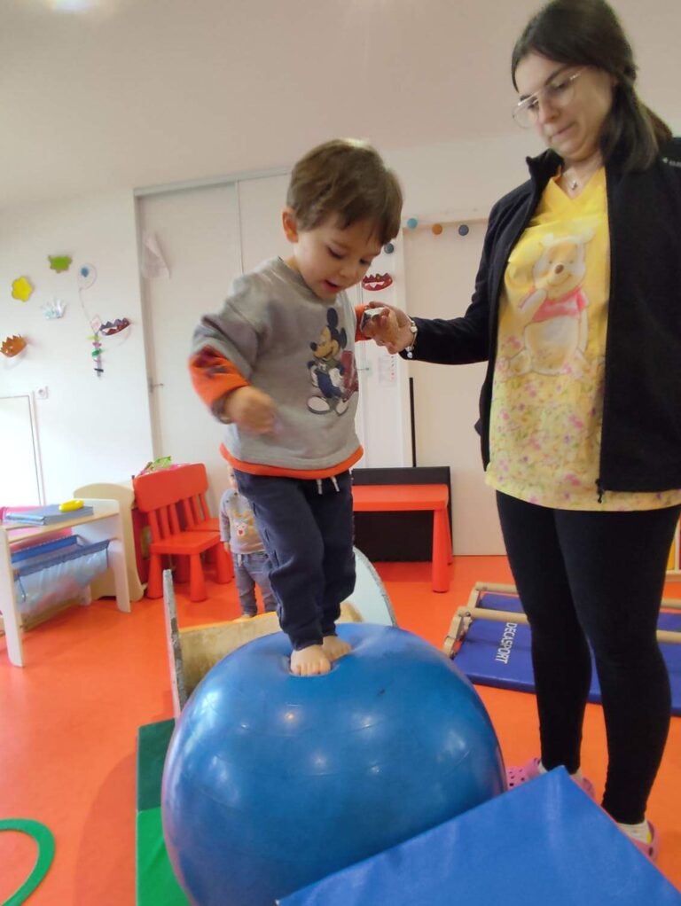 Atelier cirque à la crèche des minis