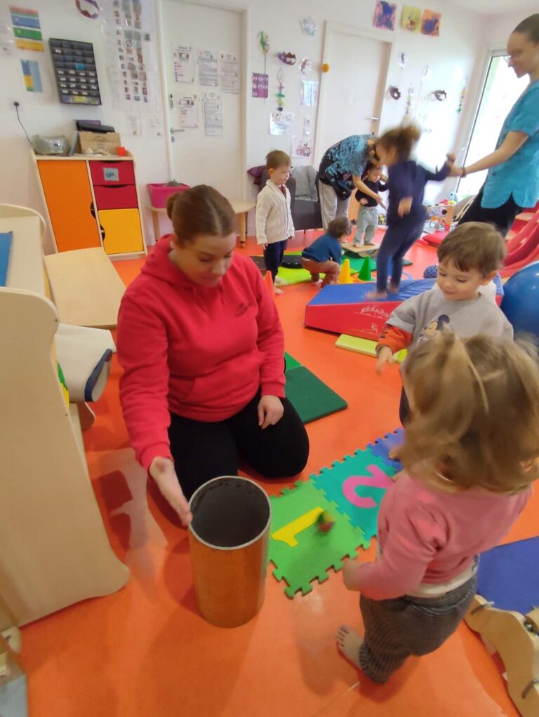 Atelier cirque à la crèche des minis