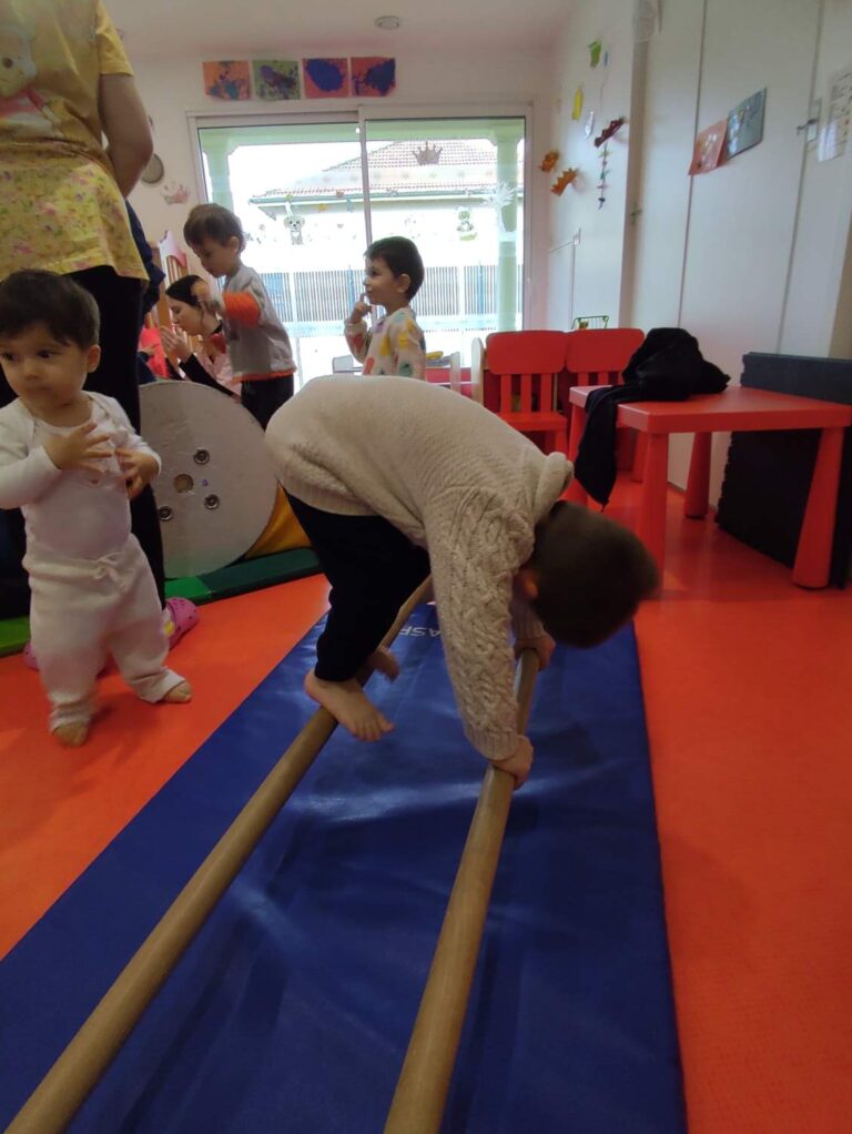 Atelier cirque à la crèche des minis