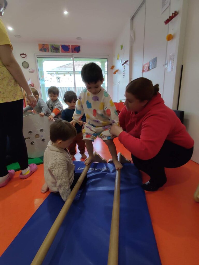 Atelier cirque à la crèche des minis