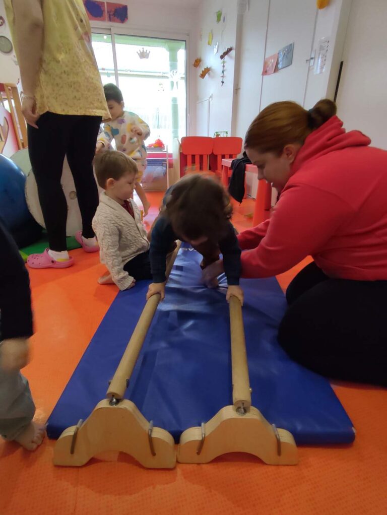 Atelier cirque à la crèche des minis