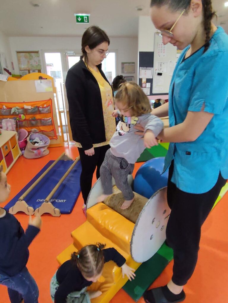 Atelier cirque à la crèche des minis