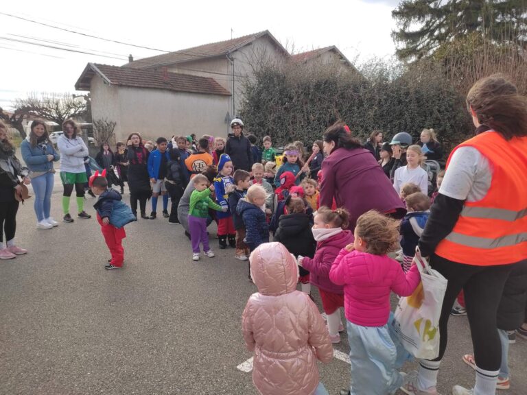 La passerelle école pour le carnaval — La crèche des minis