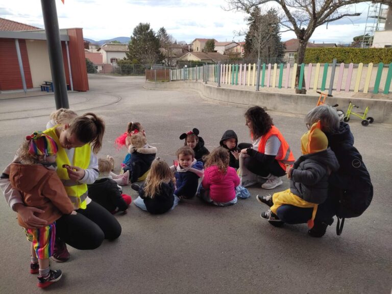 La passerelle école pour le carnaval — La crèche des minis