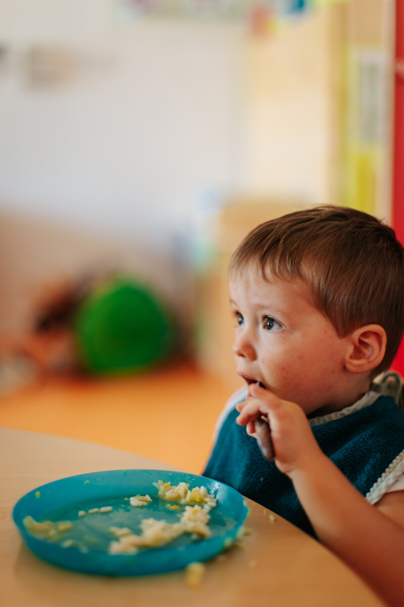 PHOTO D'UN PETIT GARÇON ENTRAIN DE MANGER