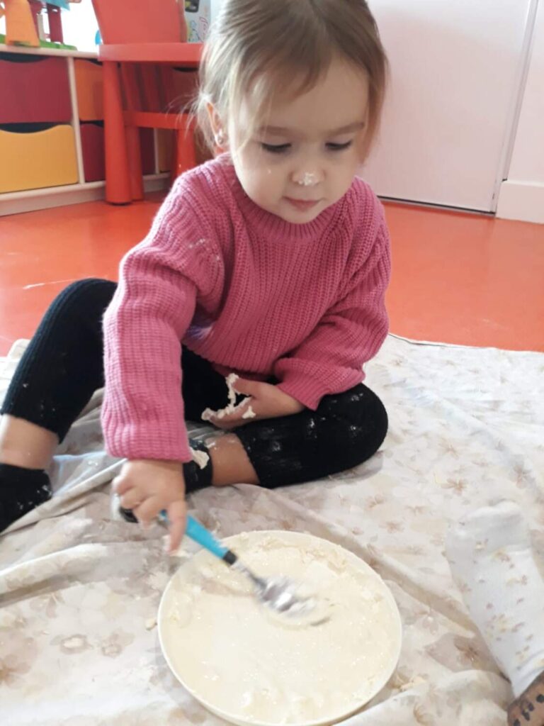 PHOTO D'UNE PETITE FILLE ENTRAIN DE FAIRE DE LA PEINTURE
