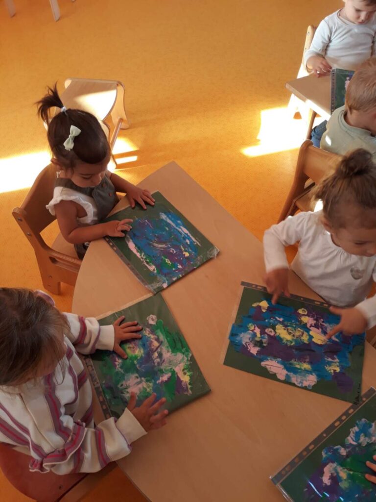 PHOTOS DES ENFANTS DE LA CRÈCHE DES MINIS ENTRAIN DE FAIRE UNE ACTIVITÉ MANUELLE