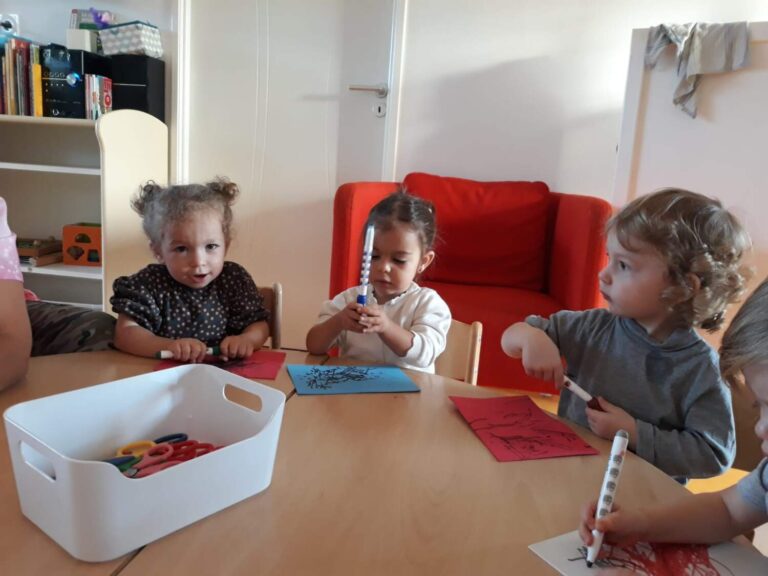 PHOTOS DES ENFANTS DE LA CRÈCHE DES MINIS ENTRAIN DE DESSINER