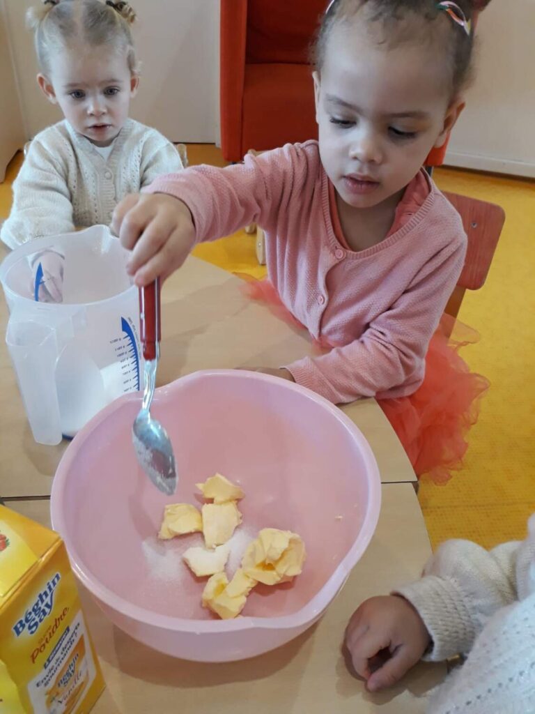 PHOTO D'UNE PETITE FILLE ENTRAIN DE PRÉPARER UNE PÂTE À CRÊPES