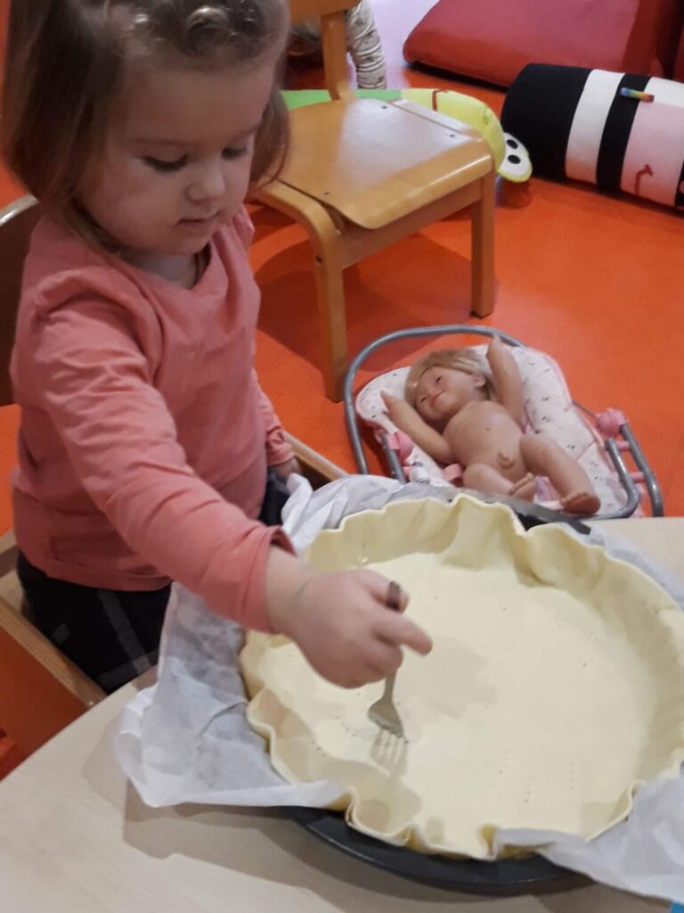 PHOTO D'UNE PETITE FILLE ENTRAIN DE PRÉPARER À MANGER