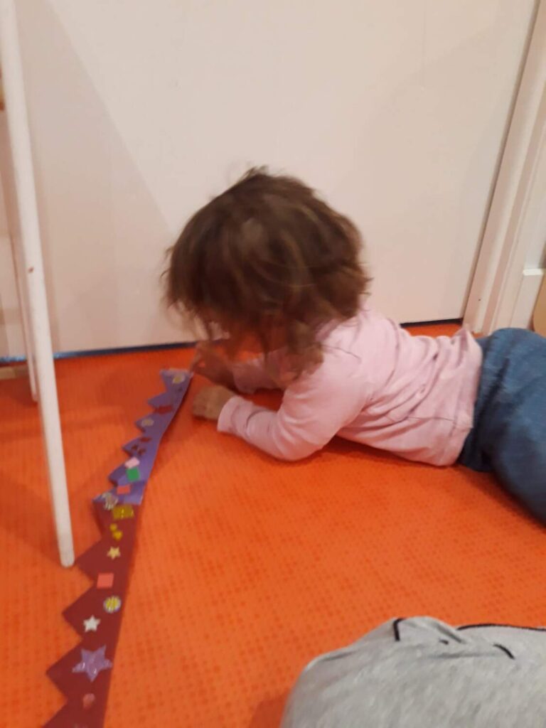 PHOTO D'UNE PETITE FILLE ENTRAIN DE FABRIQUER UNE COURONNE EN PAPIER
