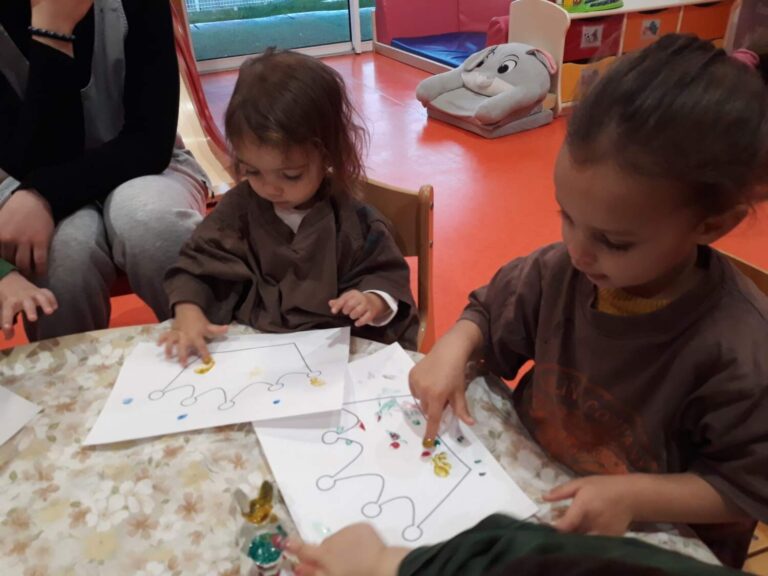 PHOTO DES PETITS ENFANTS DE LA CRÈCHE DES MINIS ENTRAIN DE FAIRE DES DESSINS POUR LA GALETTE DES ROIS