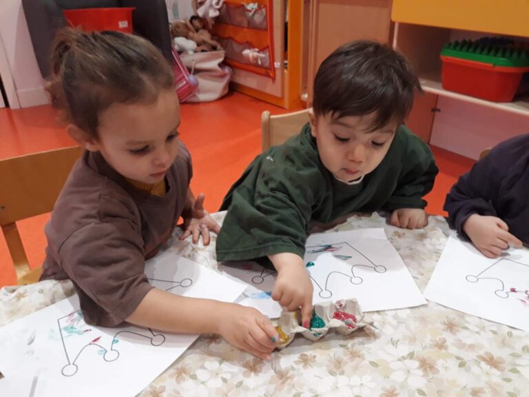 PHOTOS DES ENFANTS ENTRAIN DE FAIRE DES DESSINS