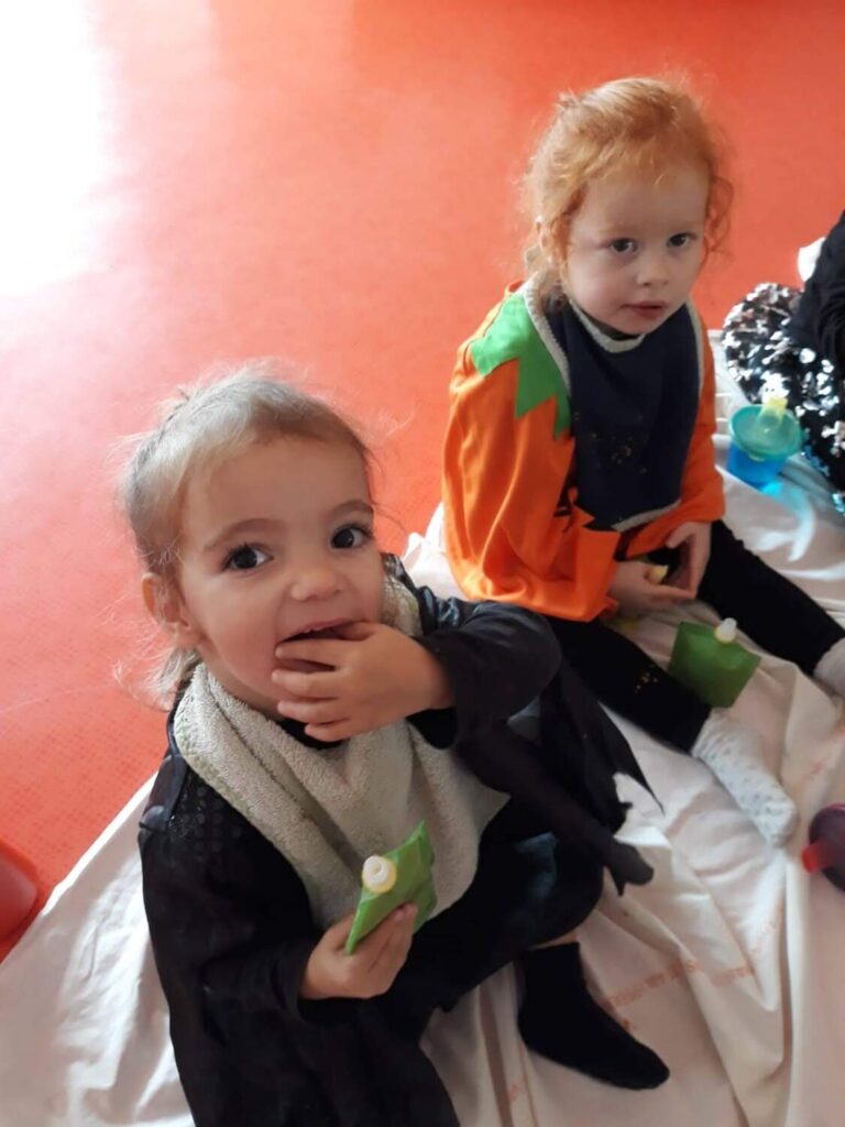 PHOTO DE DEUX PETITES FILLES DÉGUISÉES POUR FÊTER HALLOWEEN