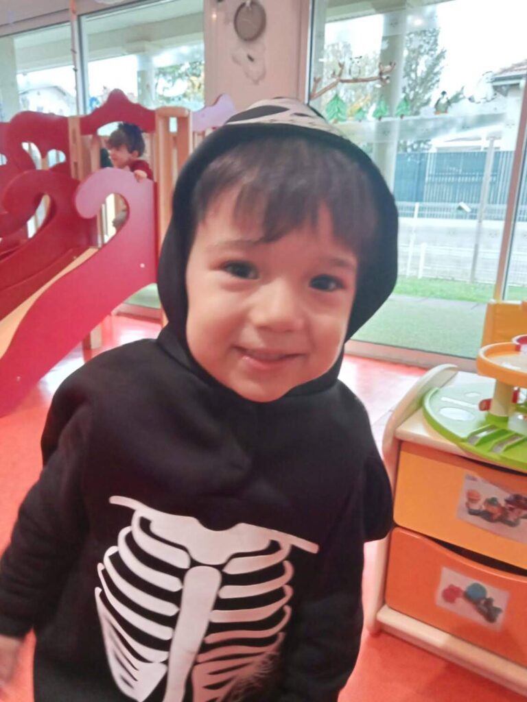 PHOTO D'UN PETIT GARÇON DÉGUISÉ EN SQUELETTE
