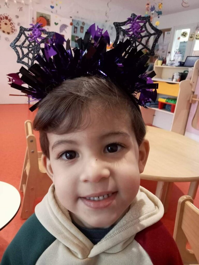 PHOTO D'UN PETIT GARÇON AVEC UN DÉGUISEMENT POUR HALLOWEEN