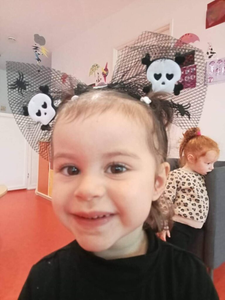 PHOTO D'UNE PETITE FILLE AVEC UN DÉGUISEMENT