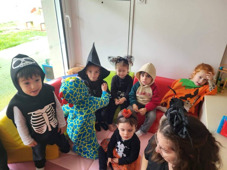 PHOTO DES ENFANTS DE LA CRÈCHE DES MINIS DÉGUISÉS POUR HALLOWEEN