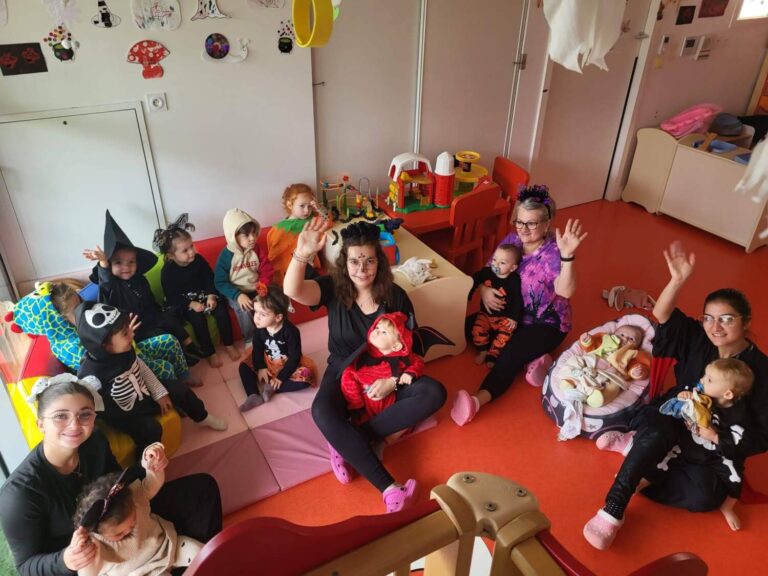 PHOTO DES ÉDUCATRICES DE LA CRÈCHE DES MINIS AVEC LES ENFANTS DÉGUISÉS POUR HALLOWEEN