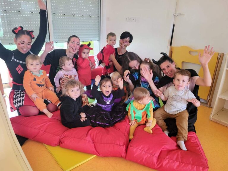 PHOTO DES ÉDUCATRICES DE LA CRÈCHE DES MINIS AVEC LES ENFANTS DÉGUISÉS POUR HALLOWEEN