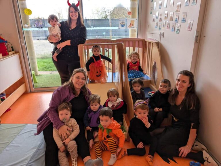 PHOTO DES ÉDUCATRICES DE LA CRÈCHE DES MINIS AVEC LES ENFANTS DÉGUISÉS POUR HALLOWEEN