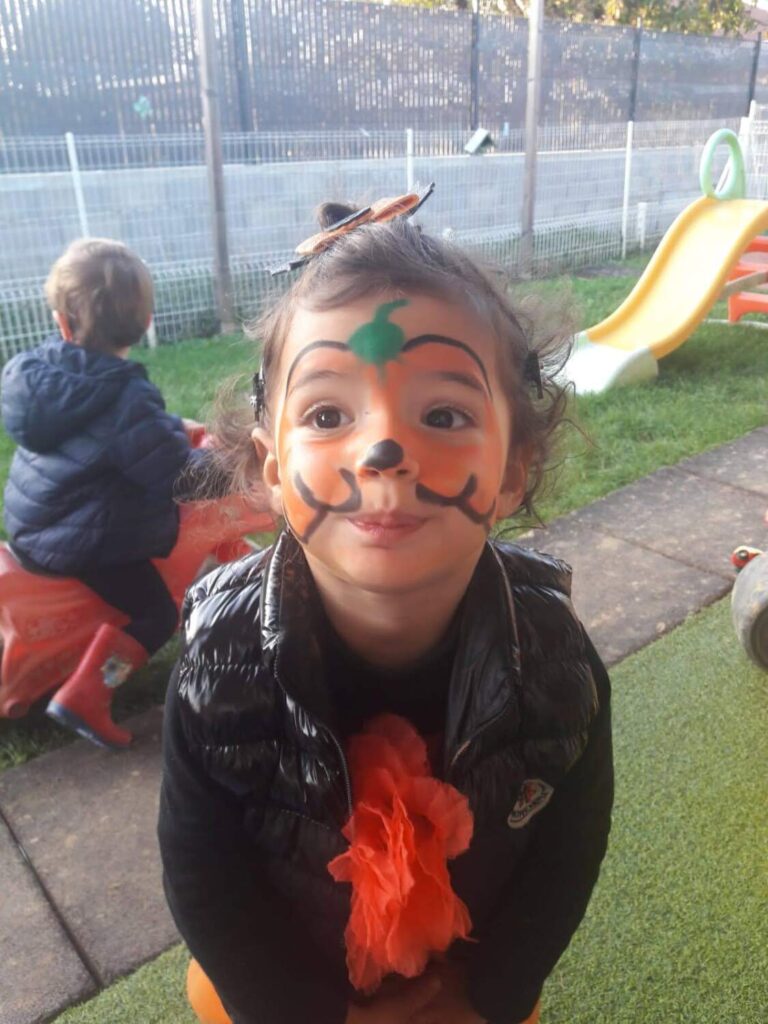 PHOTO D'UN ENFANT MAQUILLÉ AVEC UN MAQUILLAGE DE CITROUILLE