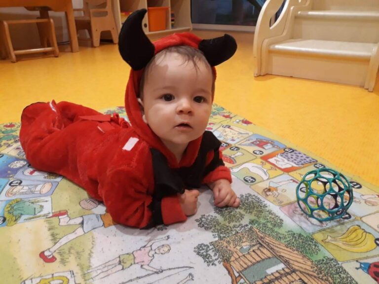 PHOTO D'UN BÉBÉ DÉGUISÉ EN PETIT DIABLE