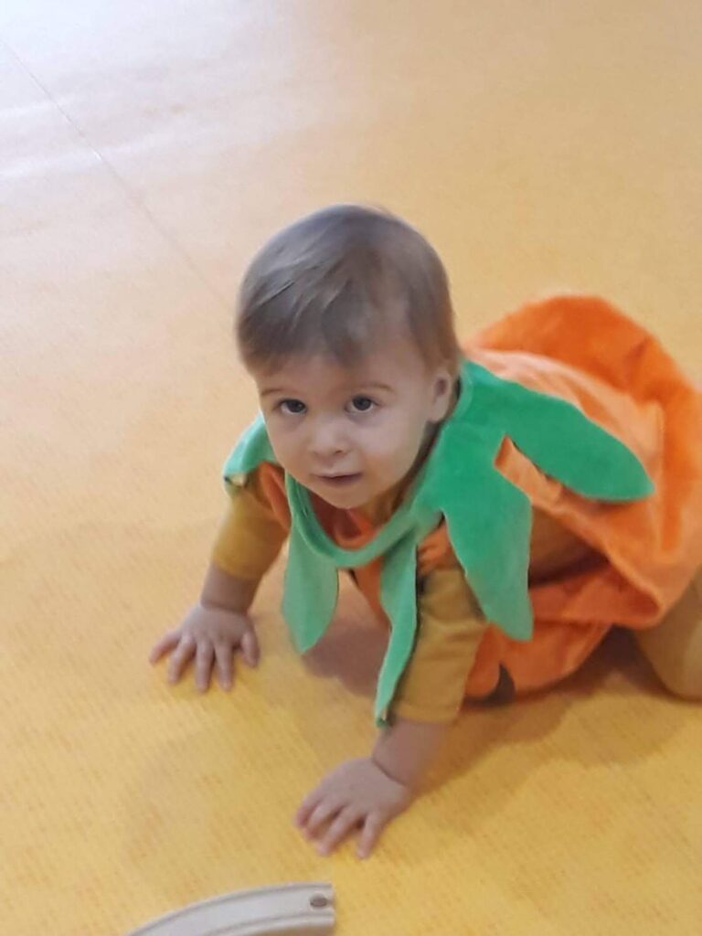 PHOTO D'UN BÉBÉ DÉGUISÉ EN CITROUILLE POUR HALLOWEEN