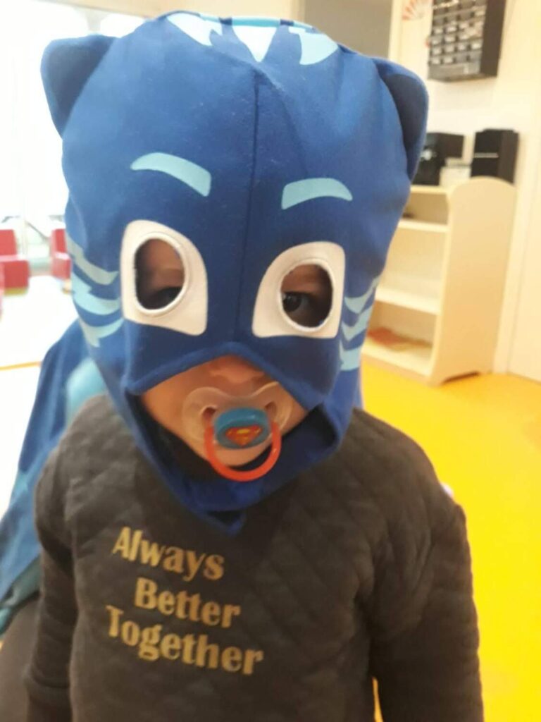 PHOTO D'UN BÉBÉ DÉGUISÉ EN MONSTRE