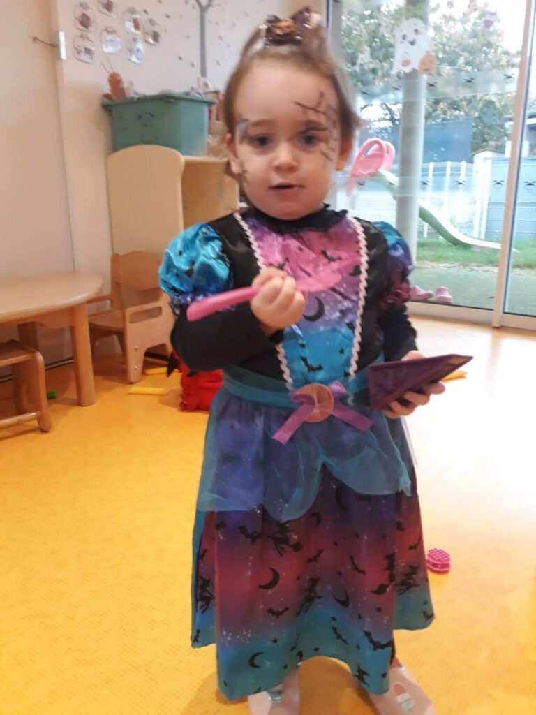 PHOTO D'UNE PETITE FILLE DÉGUISÉE EN SORCIÈRE