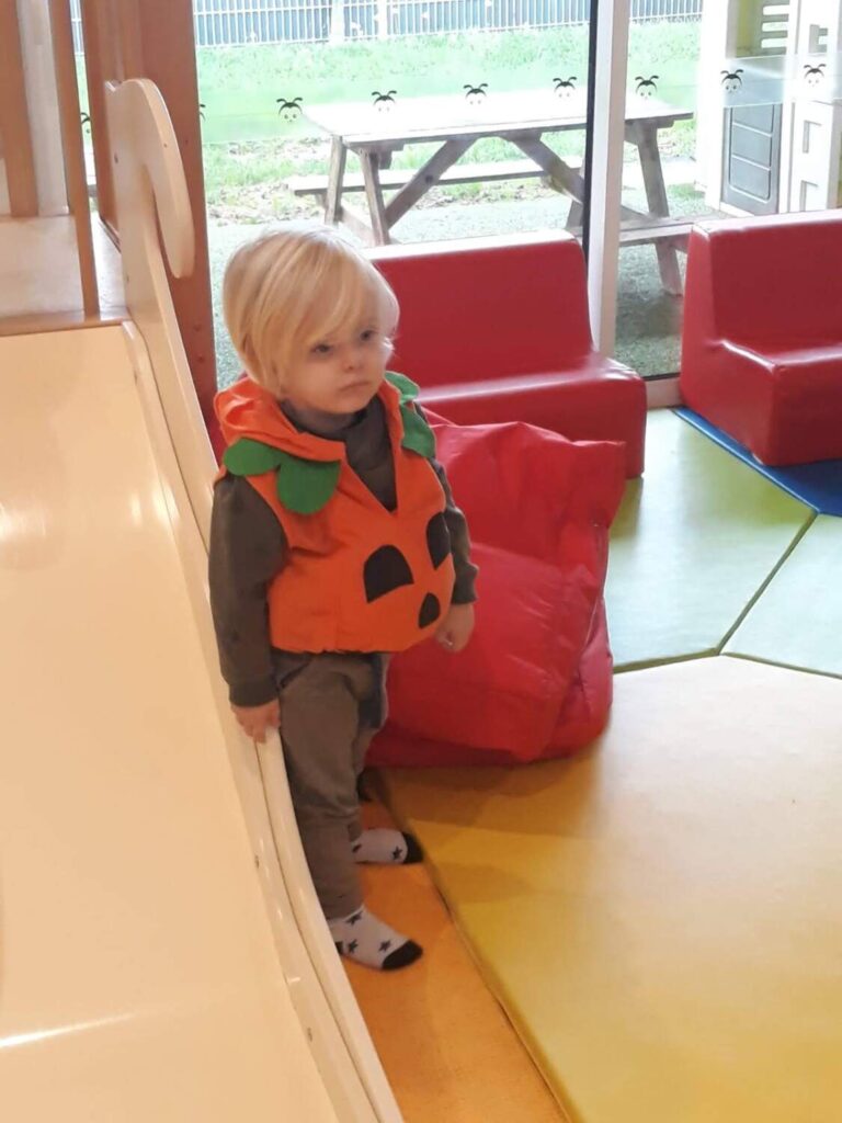 PHOTO D'UN JEUNE GARÇON DÉGUISÉ EN CITROUILLE
