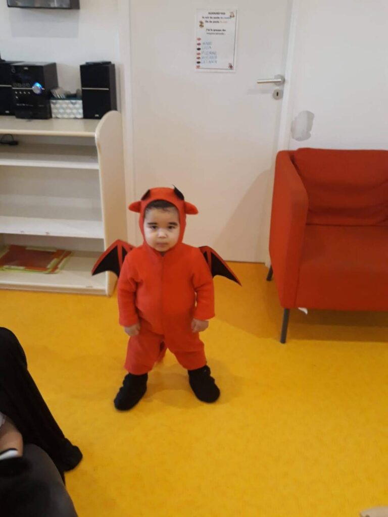 PHOTO D'UNE PETIT GARÇON DÉGUISÉ EN DIABLE