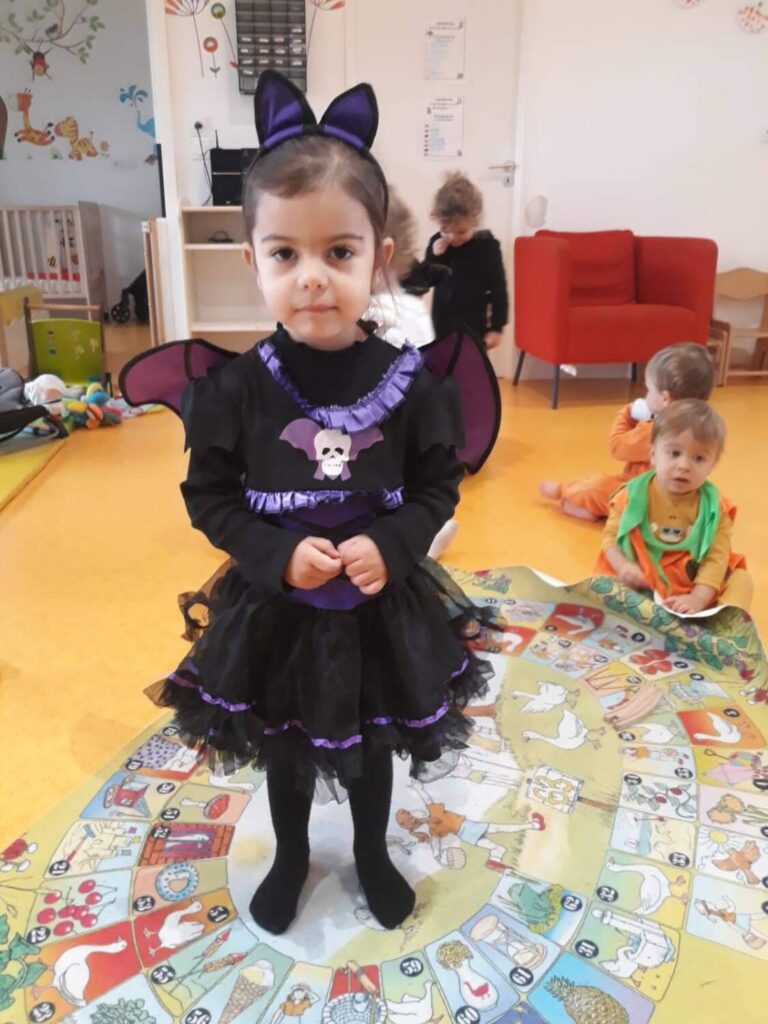PHOTO D'UNE FILLETTE DÉGUISÉE POUR HALLOWEEN