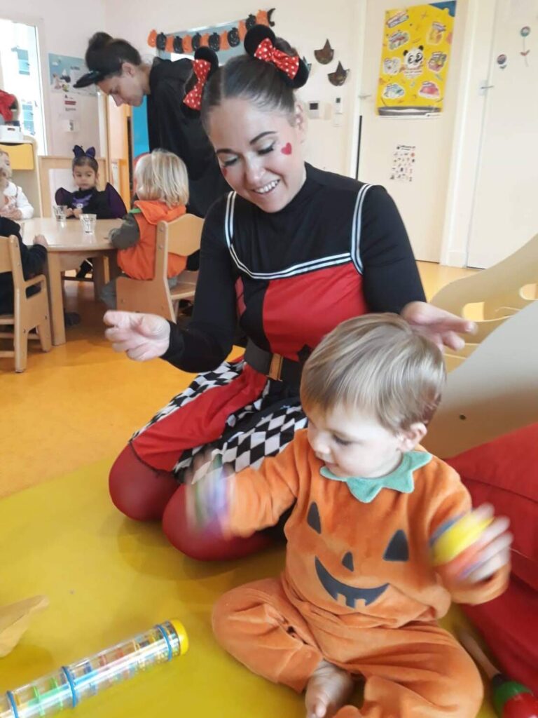 PHOTO D'UNE ÉDUCATRICE ET D'UN BÉBÉ DÉGUISÉS POUR HALLOWEEN