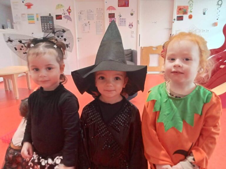 PHOTO DE TROIS PETITES FILLES DÉGUISÉES POUR HALLOWEEN