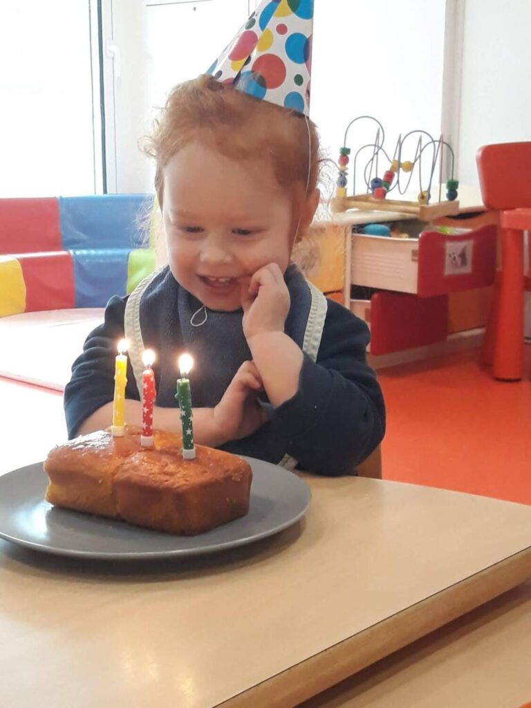 PHOTO D'UNE PETITE FILLE QUI FÊTE SON ANNIVERSAIRE À LA CRÈCHE DES MINIS