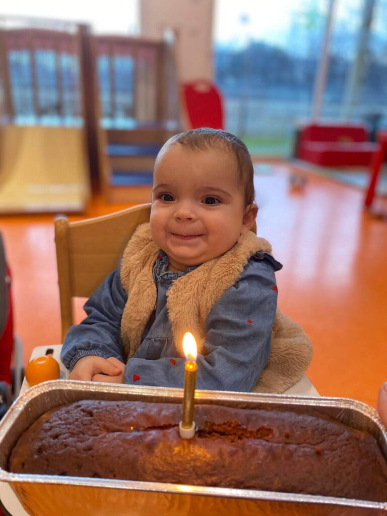 PHOTO D'UN BÉBÉ QUI FÊTE SES UN AN À LA CRÈCHE DES MINIS