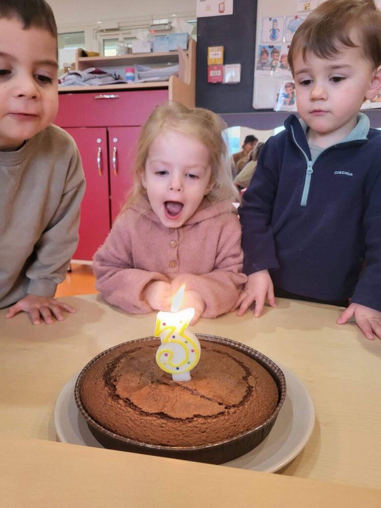 PHOTO D'UNE PETITE FILLE QUI FÊTE SES 3 ANS