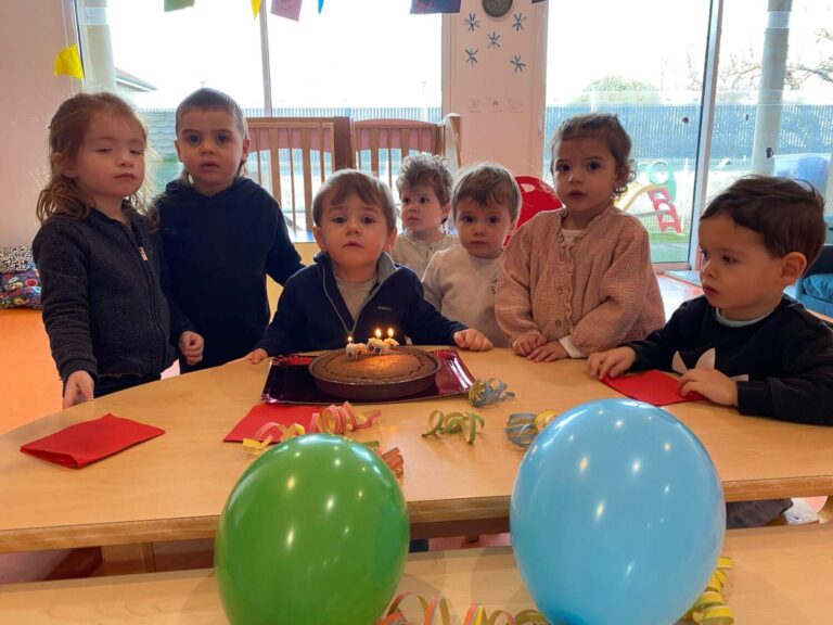PHOTO DES ENFANTS DE LA CRÈCHE DES MINIS QUI FÊTENT UN ANNIVERSAIRE