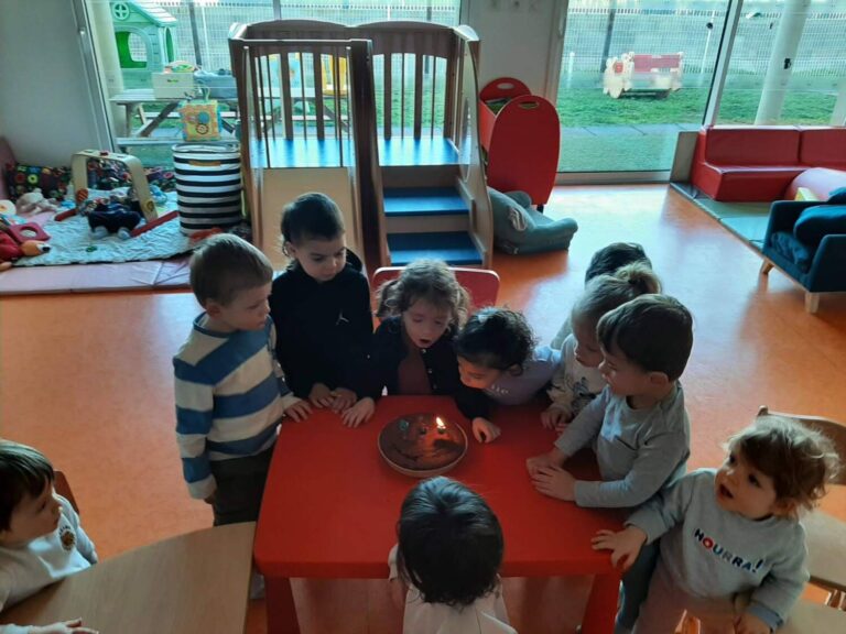 PHOTO DES ENFANTS DE LA CRÈCHE DES MINIS QUI SOUFFLENT DES BOUGIES