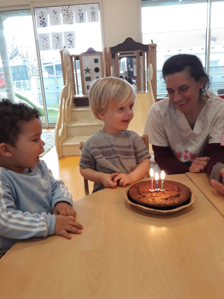 PHOTO D'UN PETIT GARÇON QUI FÊTE SES 3 ANS ET SOUFFLE SES BOUGIES