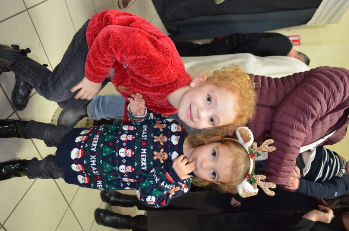 PHOTO DE DEUX PETITES FILLES DE LA CRÈCHE DES MINIS DÉGUISÉES POUR NOËL