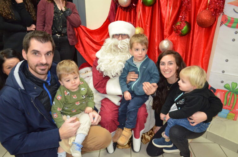 PHOTO D'UN MONSIEUR DÉGUISÉ EN PÈRE NOËL AVEC LES ENFANTS DE LA CRÈCHE DES MINIS
