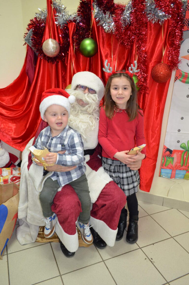PHOTO D'UN MONSIEUR DÉGUISÉ EN PÈRE NOËL AVEC DES ENFANTS DE LA CRÈCHE DES MINIS