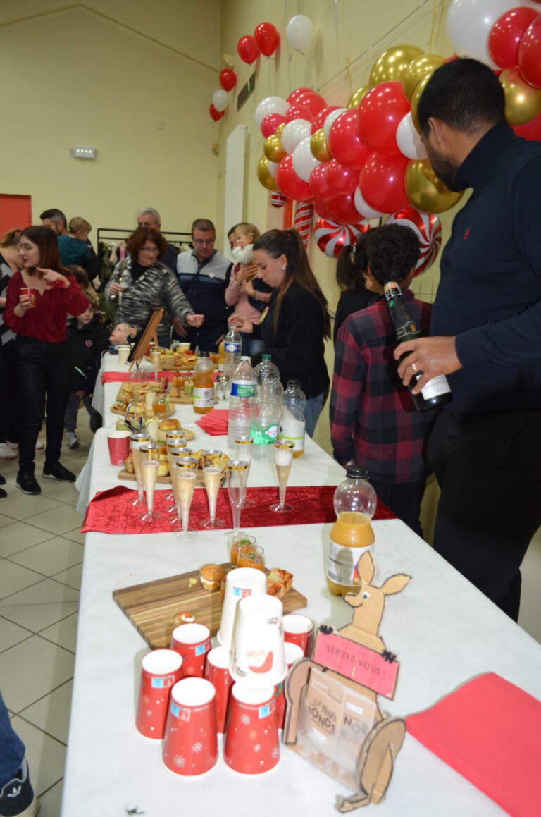 PHOTO DU REPAS DE NOËL À LA CRÈCHE DES MINIS